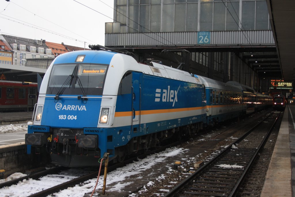 183 004 mit einem Alex in M�nchen HBF am 12.12.2010 