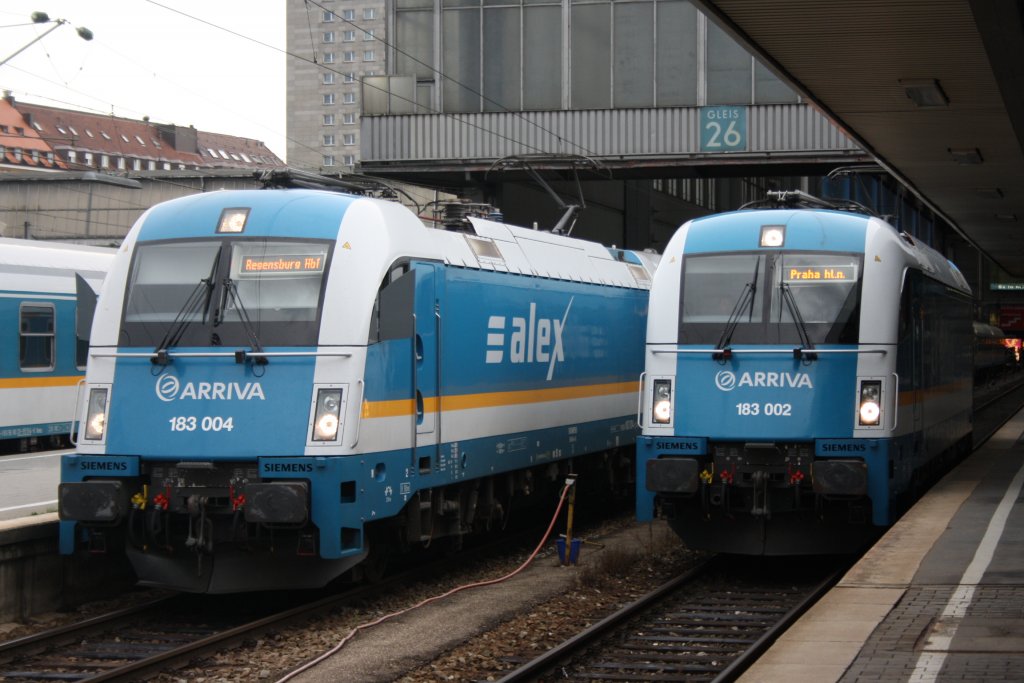 183 004 neben 183 002 mit ihren Z�gen in M�nchen HBF am 29.07.2010
