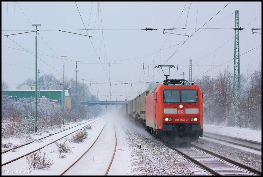 185 002-3 (DB Schenker) in Bonn-Beuel am 16.1.2013. 