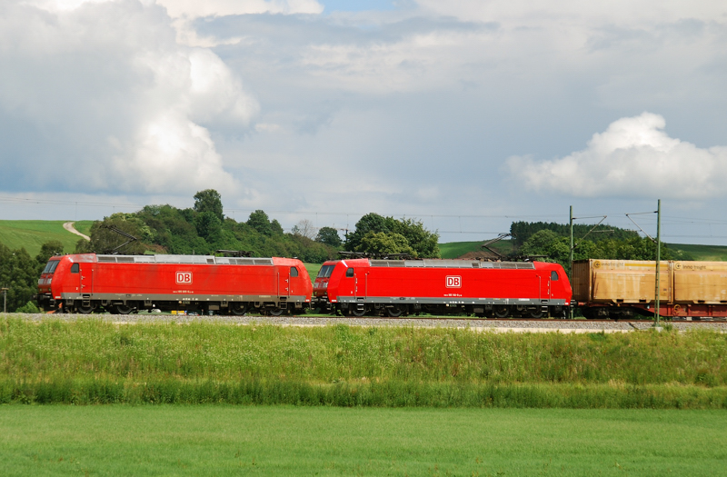 185 005-6 + 185 146-8, aufgenommen am 13.06.12, kurz vor Burgau.