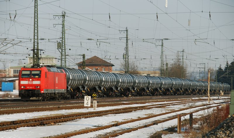 185 043-7, aufgenommen am 09.03.10, bei der Einfahrt in den Bahnhof Treuchtlingen.