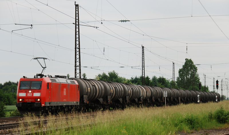 185 056-9, aufgenommen am 10.06.10, bei der Durchfahrt durch Gersthofen.