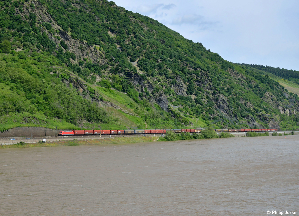 185 062-7 mit Autoteilen am 02.06.2013 zwischen Kaub und St. Goarshausen.

