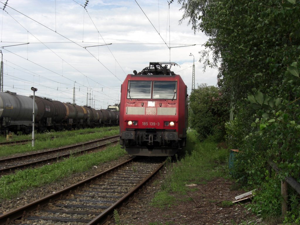 185 139-3 wartet auf ihren n�chsten Einsatz. Aufgenommen am 8. August 2010
in Plattling.
