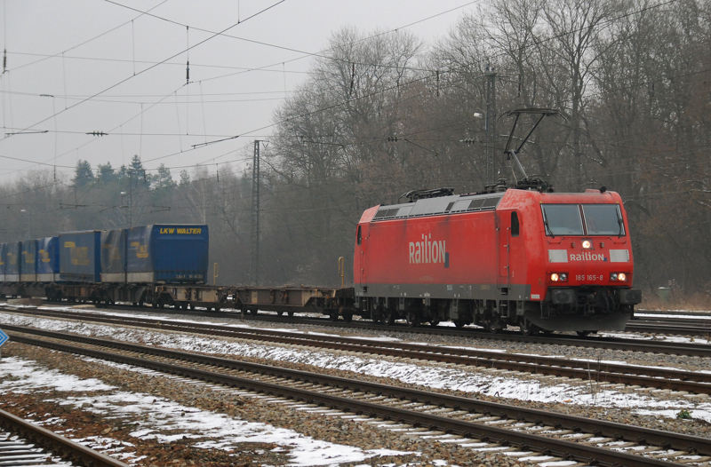 185 165-8, aufgenommen am 25.02.11, bei der Durchfahrt durch Neuoffingen, Augsburg-Ulm.