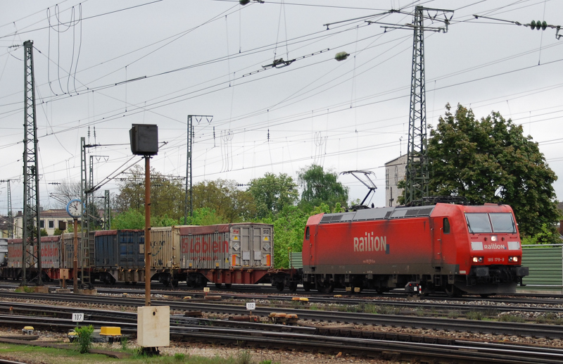 185 179-9, aufgenommen am 15.05.10, bei der Ausfahrt aus dem Bahnhof Treuchtlingen.