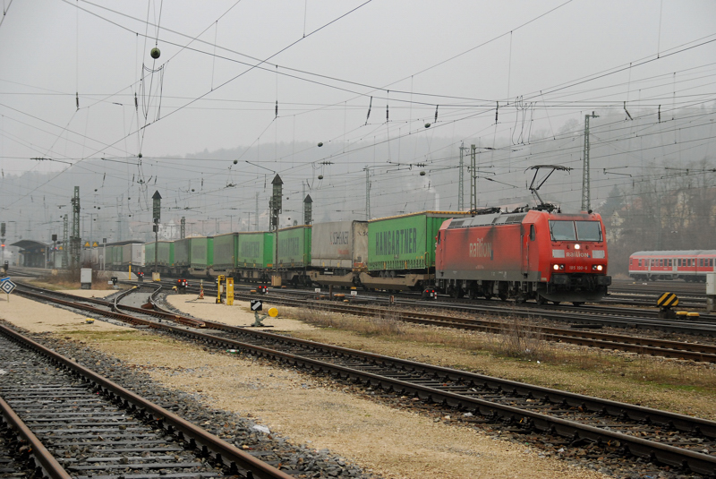 185 190-6, aufgenommen bei der Durchfahrt durch Treuchtlingen, am 19.02.11.