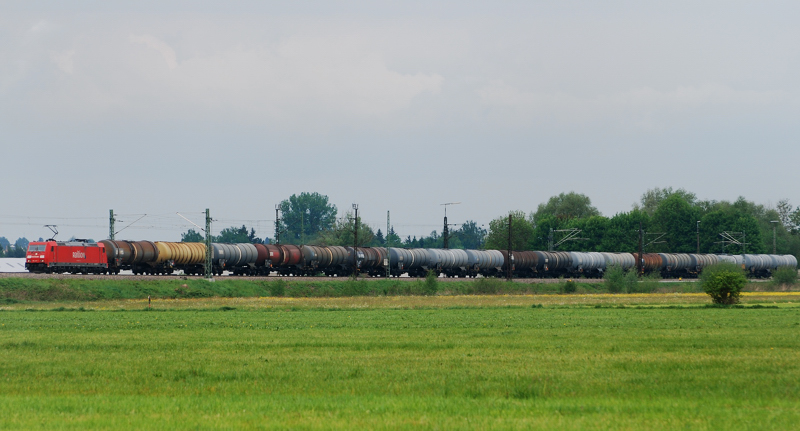 185 217-7, aufgenommen vor einem Kesselwagenzug, am 12.05.11, kurz nach Burgau.