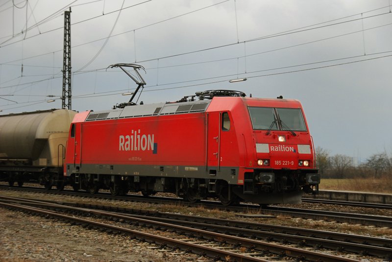 185 221-9, aufgenommen am 02.03.10, bei der Durchfahrt durch Gersthofen, Strecke Augsburg-Donauw�rth.