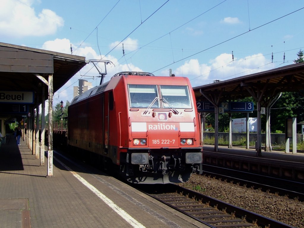 185 222-7 mit G�terzug f�hrt am 06.08..2010 durch den Bf Bonn-Beuel Richtung S�den.