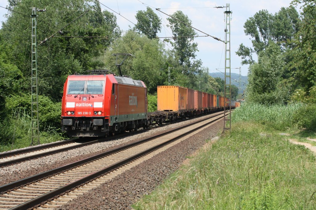 185 238-3 fuhr am 04.06.11 durch Unkel.