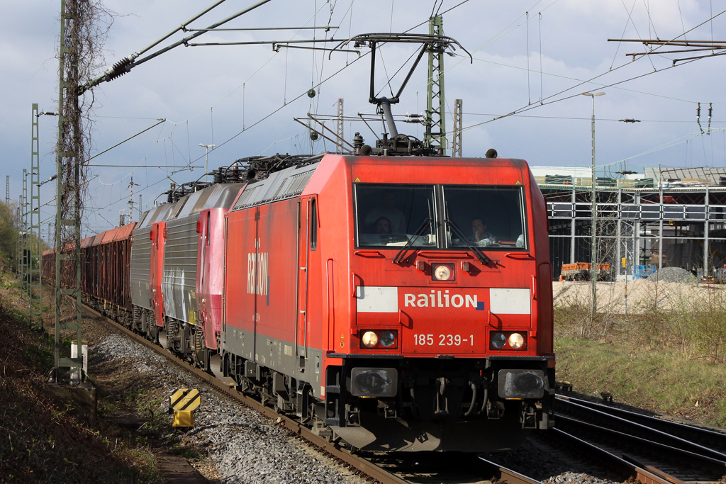 185 239-1 bei der Durchfahrt in Opladen am 11.04.10 