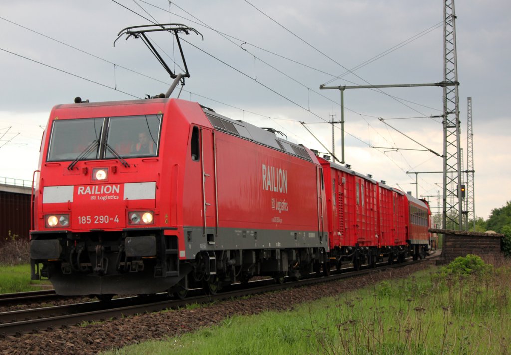 185 290-4 mit ihrem Hilfszug auf der R�cktour, am Zugschluss h�ngt 363 137-1 , in Porz Wahn am 03.05.2012