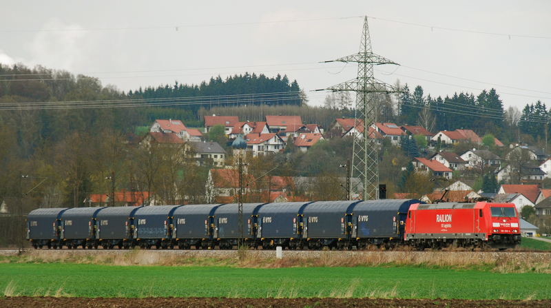 185 308-4, aufgenommen vor einem kurzen G�terzug kurz nach Mindelaltheim, Strecke Ulm-Augsburg, am 05.04.11.