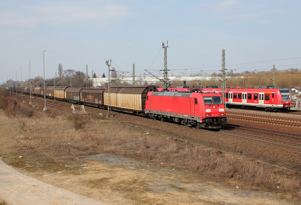 185 314-2 im  Rennen  mit einem 423/425 bei Porz(Rhein) am 25.03.2013