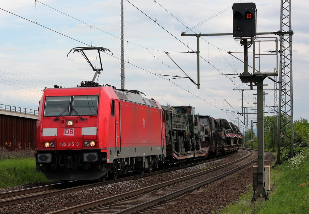 185 315-9 mit Milit�rzug, u.a. mit PzH2000, M113, SPz Marder, in Porz Wahn am 08.05.2012