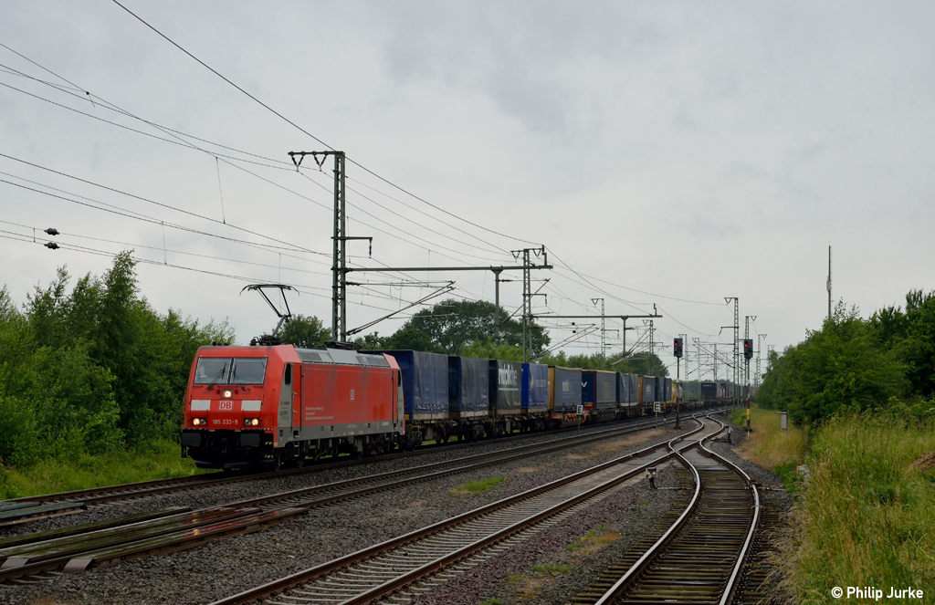 185 333-9 mit dem KT 40003 von Taulov nach Gallarate am 30.06.2013 bei J�bek.
