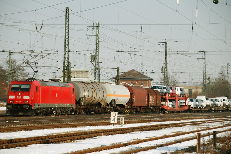 185 338-1, aufgenommen bei der Einfahrt in den Bahnhof Treuchtlingen, am 09.03.10.