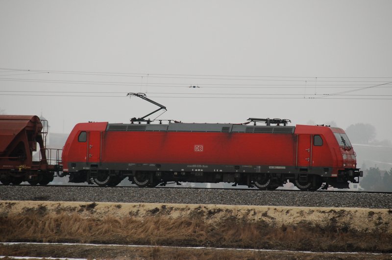 185 339-9, aufgenommen am 08.02.10, auf der Strecke Ulm-Augsburg, kurz nach Burgau.