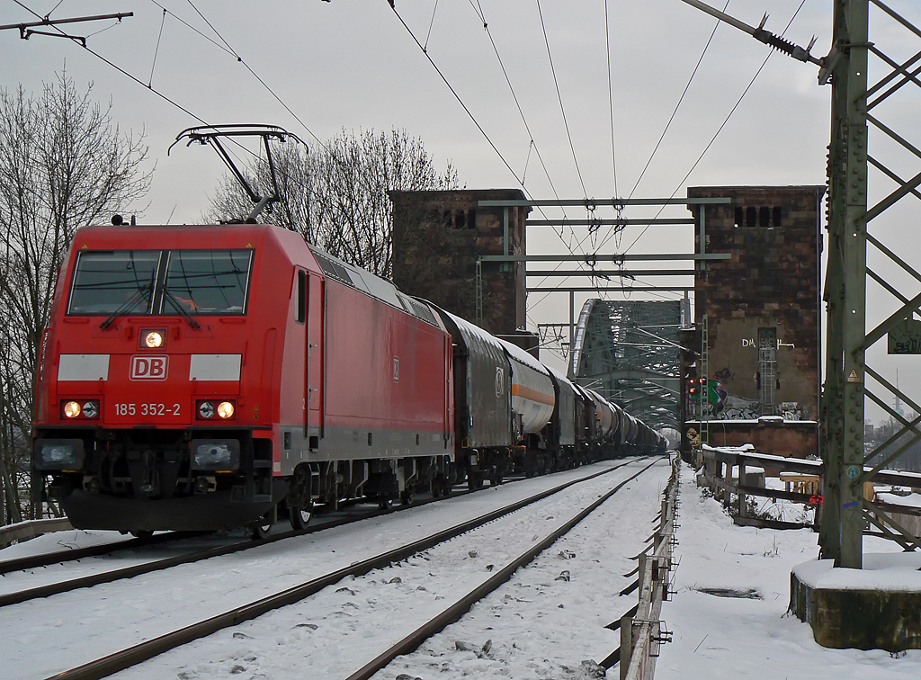 185 352-2 an der K�lner S�dbr�cke am 27.12.2010