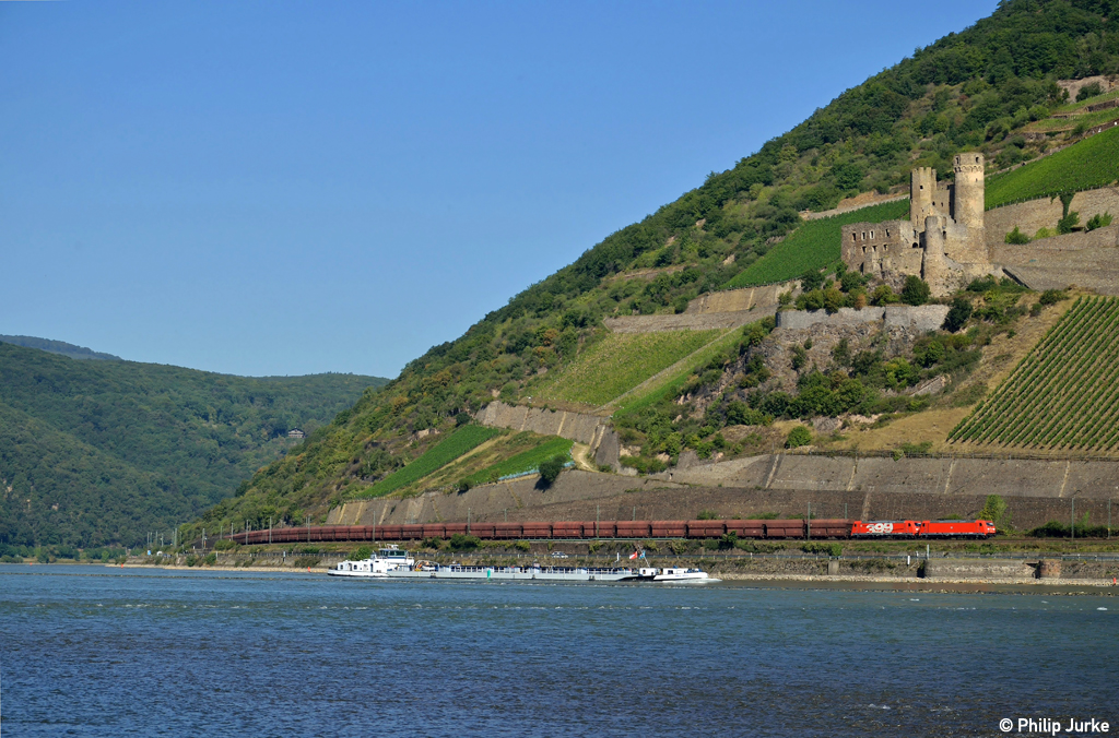 185 369-5 und 185 399-3 am 08.09.2012 in Assmannshausen (Fotostandort Bingen).