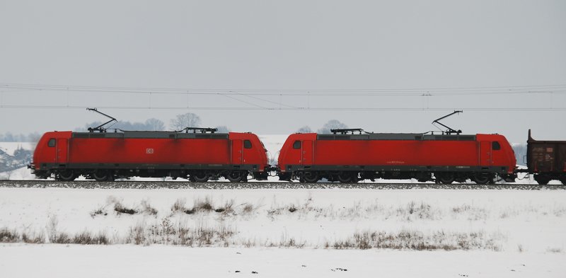 185 370-4 + 185 313-4, aufgenommen am 12.02.10, auf der Strecke Augsburg-Ulm, kurz vor Burgau.