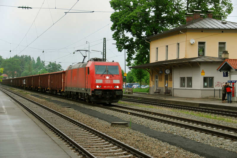 185 371-2, aufgenommen am 02.06.10, bei der Durchfahrt durch A�ling Richtung S�den.