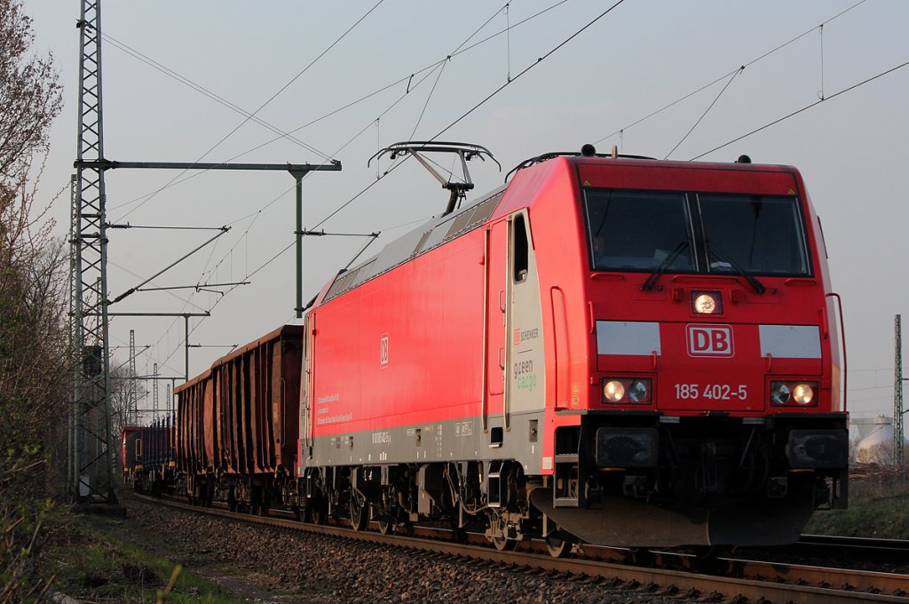 185 402-5  Green Cargo  in Porz Wahn am 23.03.2012, Gru� an den Tf 