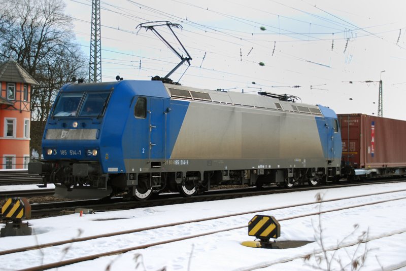 185 514-7, aufgenommen am 21.02.10, bei der Durchfahrt durch Treuchtlingen.