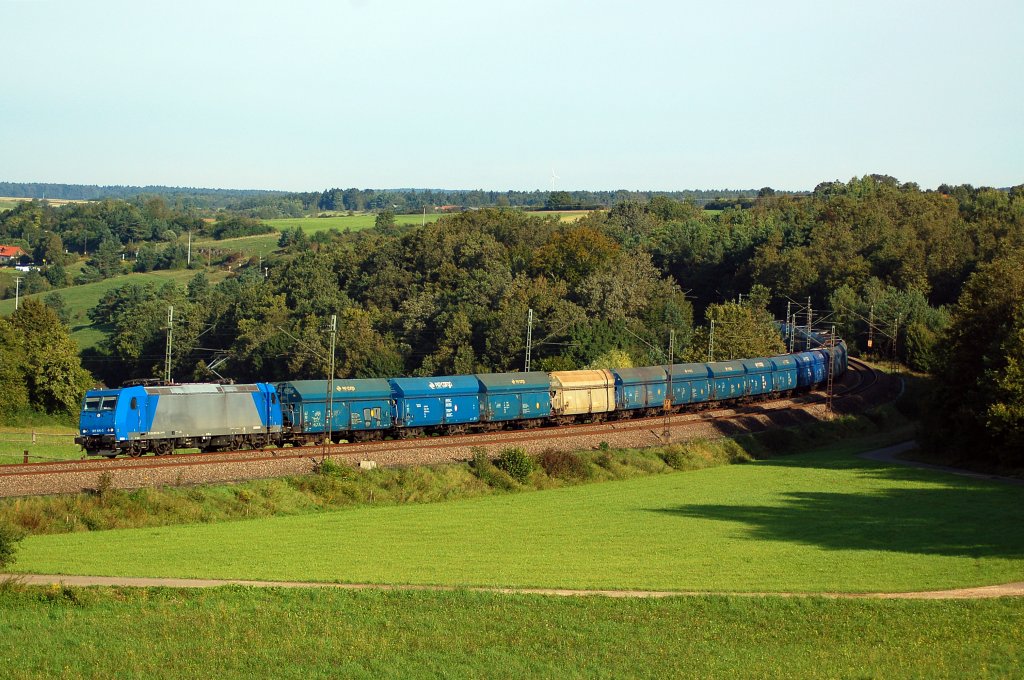 185 516 mit PKP Kohlewagen durch Regensburg Edlhausen.
Aufgenommen am 07.09.2010