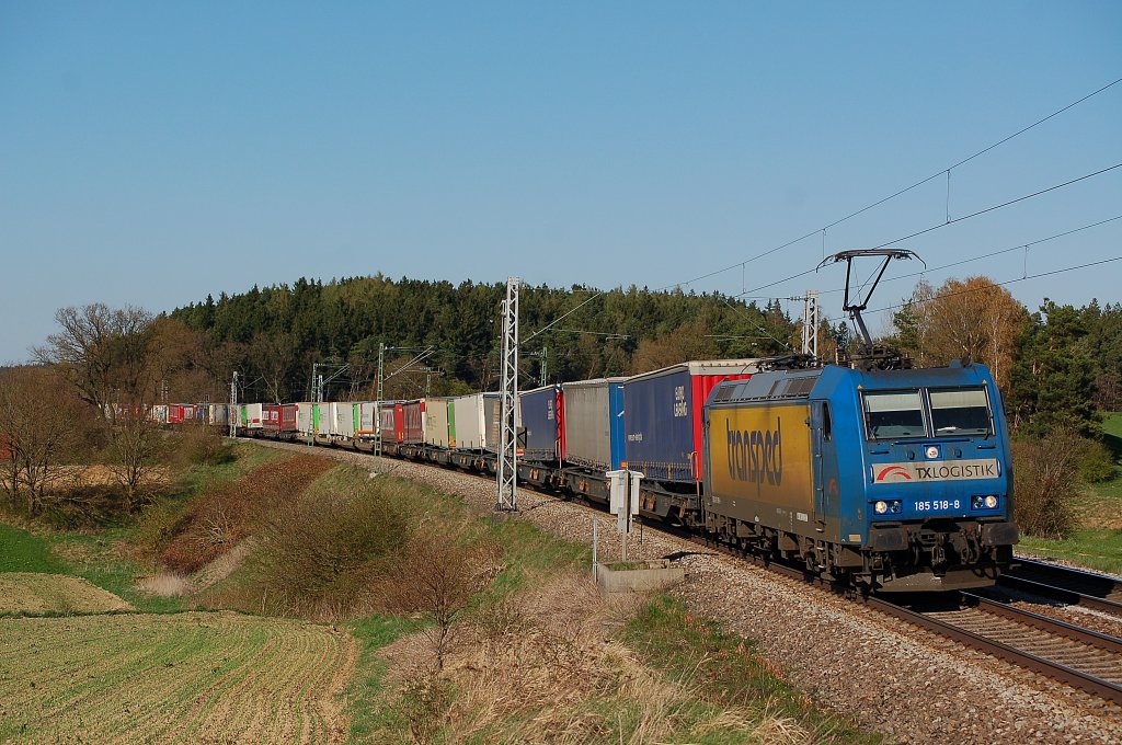 185 518 transped von TXL ist mit einem KLV - Zug unterwegs nach M�nchen Laim Rbf.
Aufgenommen am 09.04.2011.