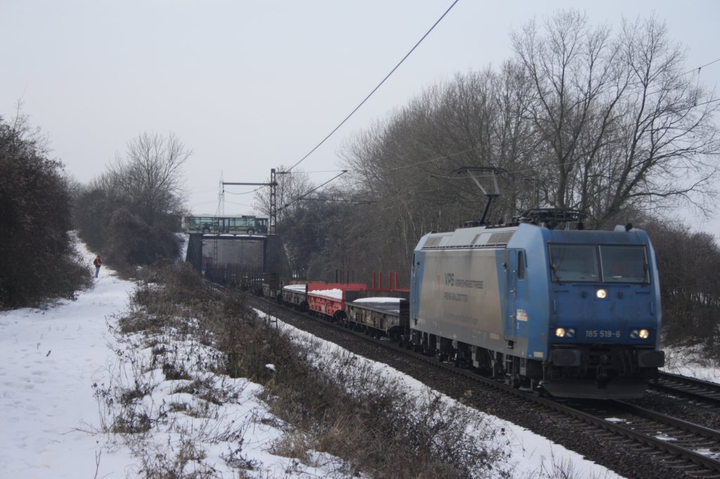 185 519 mit einem G�terzug von Seelze nach Salzgitter Bedding an 4.1.11 in Ahlten