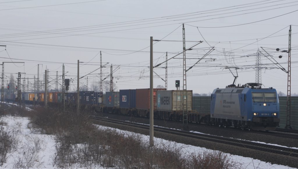 185 530 mit einem Containerzug in Ahlten am 04.1.2011