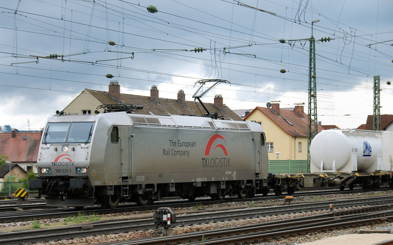 185 531-1, aufgenommen am 15.05.10, bei der Durchfahrt durch Treuchtlingen.