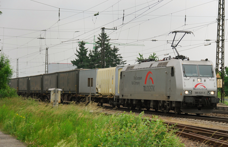185 531-1, aufgenommen am 16.06.10, bei der Durchfahrt durch Gersthofen.