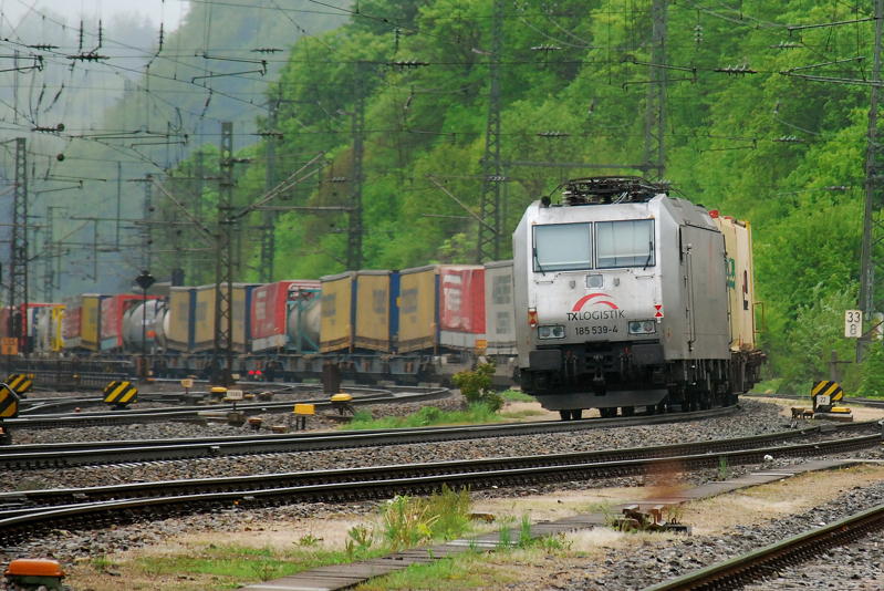 185 539-4, TX logistik, aufgenommen am 15.05.10, bei der Einfahrt in den Bahnhof Treuchtlingen.