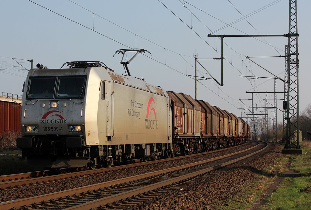 185 539-4 in TXL Diensten mit ital. Wagen am Haken in Porz Wahn am 23.03.2012