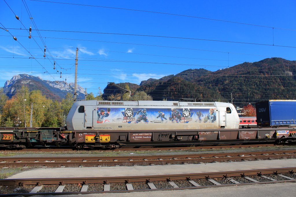 185 540-2 wirbt derzeit f�r den Eishockey-Club der  Kassel Huskies . Aufgenommen am 21. Oktober 2012 im Bahnhof von Kufstein/Tirol.