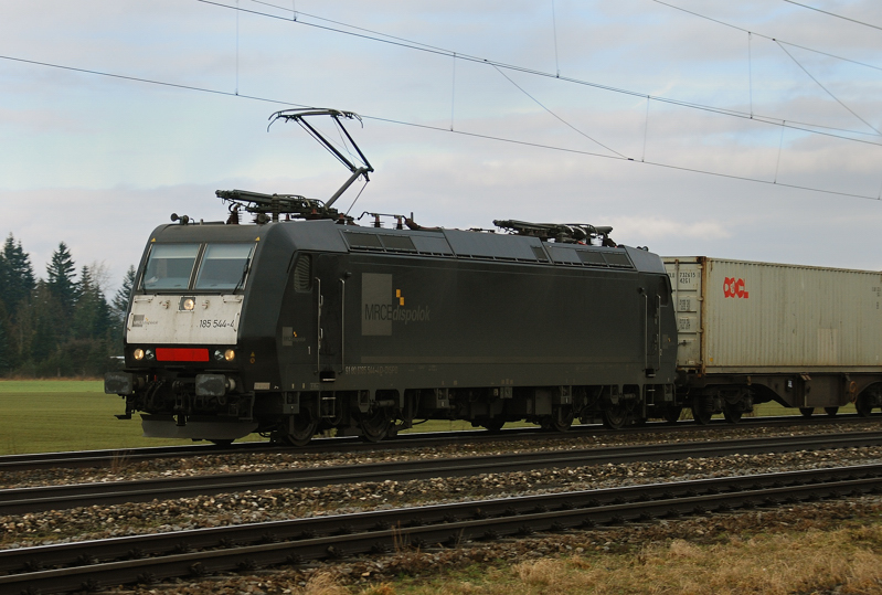 185 544-4, aufgenommen am 27.02.11, bei der Durchfahrt durch Gersthofen.