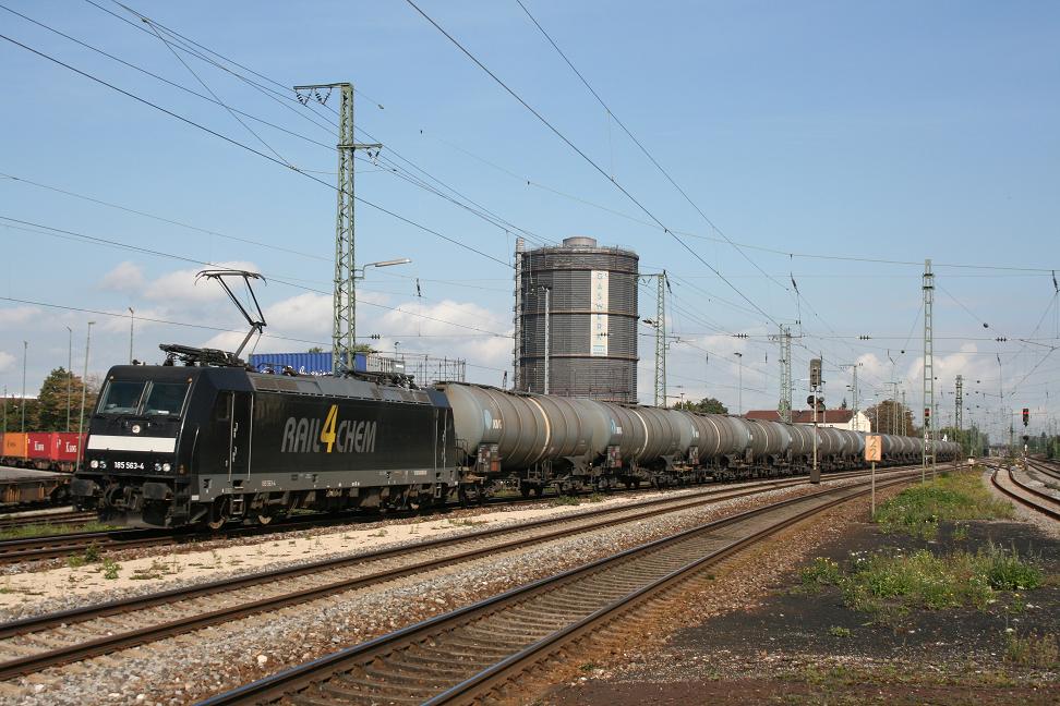 185 563 mit Kerosinzug nach M�nchen Flughafen in Augsburg-Oberhausen
