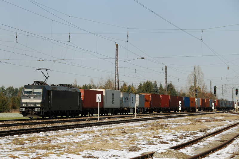 185 564-2, aufgenommen am 24.02.11, bei der Durchfahrt durch Gersthofen.