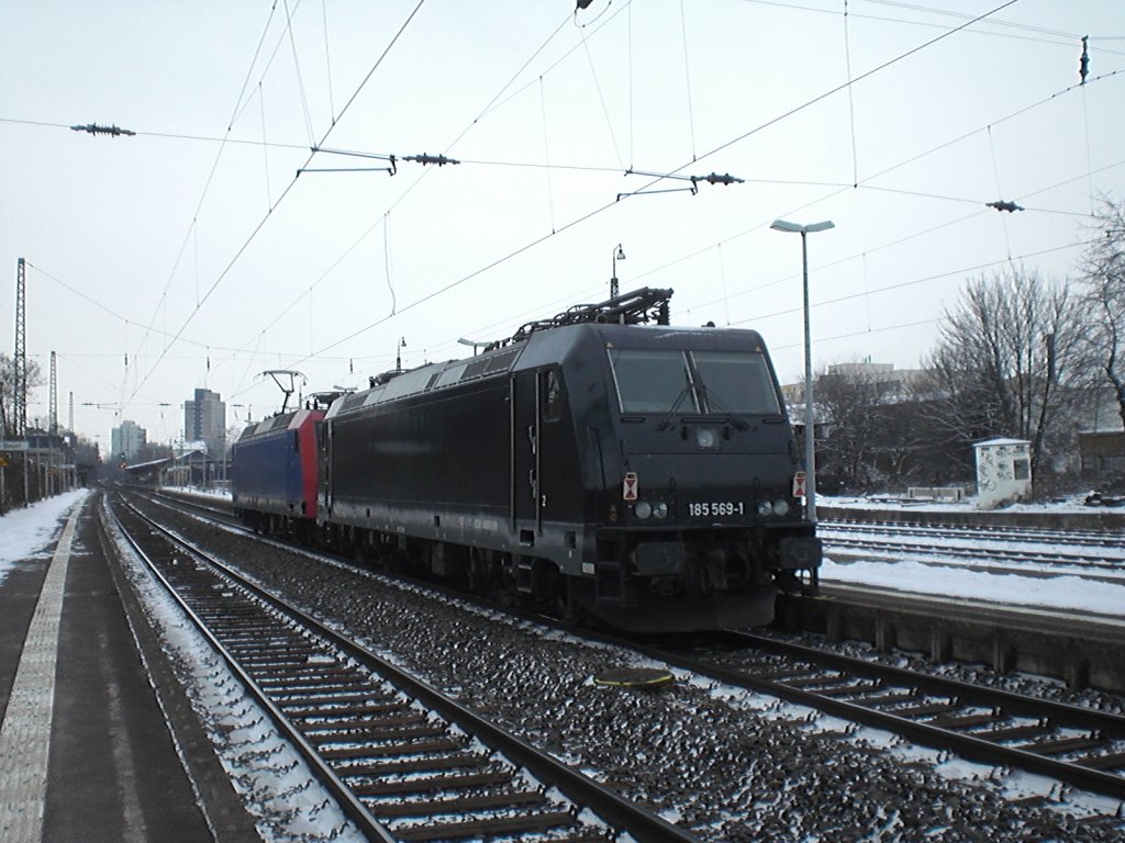 185 569-1 hing am 14.11.2010 hinter 481 005-7 in Bonn-Beuel.