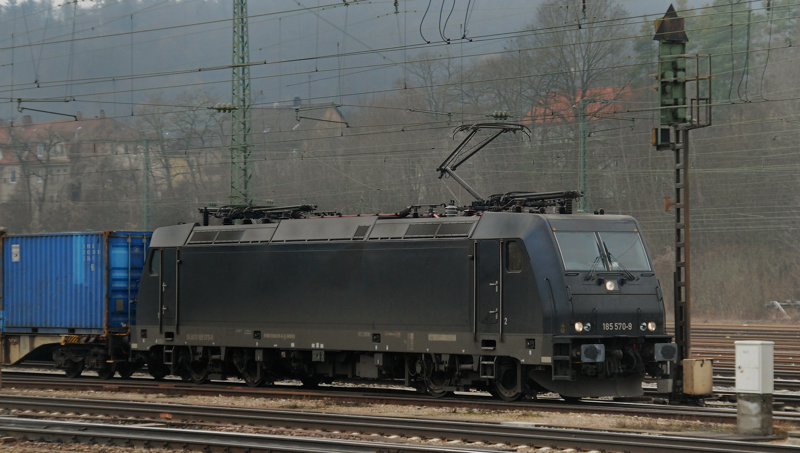 185 570-9, aufgenommen am 18.02.11, bei der Durchfahrt durch Treuchtlingen.