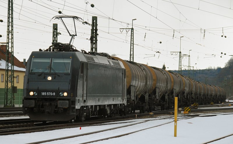 185 570-9, aufgenommen am 21.02.10, bei der Durchfahrt durch Treuchtlingen.