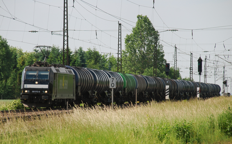 185 572-5, aufgenommen am 10.06.10, bei der Durchfahrt durch Gersthofen.