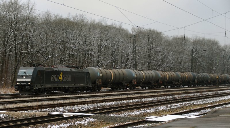 185 572-5, aufgenommen am 12.12.09, bei der Durchfahrt mit einem Kesselzug durch den Bahnhof Neuoffingen, Strecke Ulm-Augsburg.