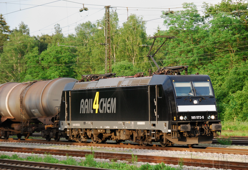 185 572-5, R4C, aufgenommen am 09.06.10, bei der Durchfahrt durch Neuoffingen.