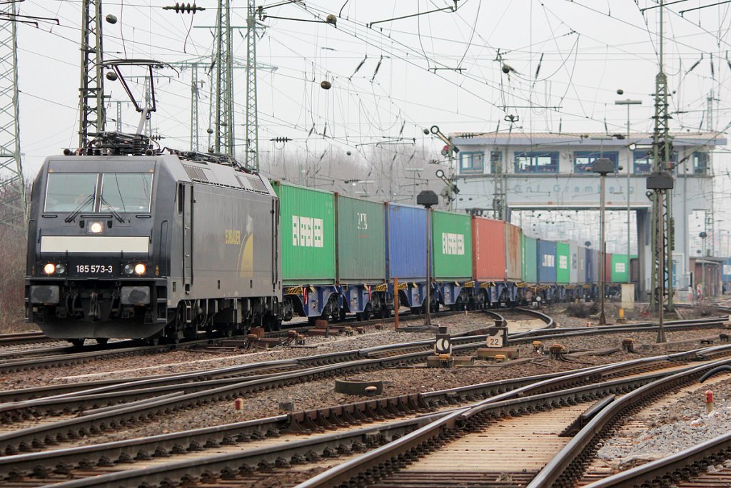 185 573-3  Neubauer  nach der Durchfahrt durch den Gbf K�ln Gremberg rtg Abzweig K�ln Kalk am 14.02.2011