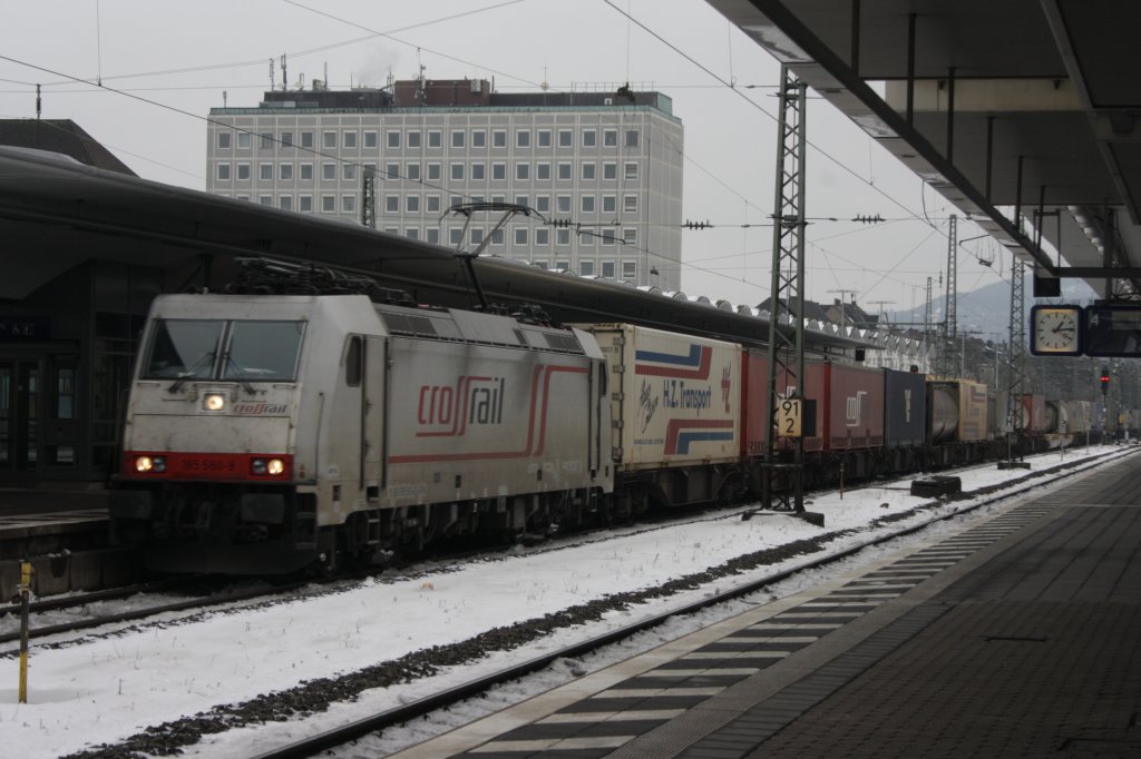 185 580 mit einem KV Zug durch Koblenz HBF am 30.12.2010