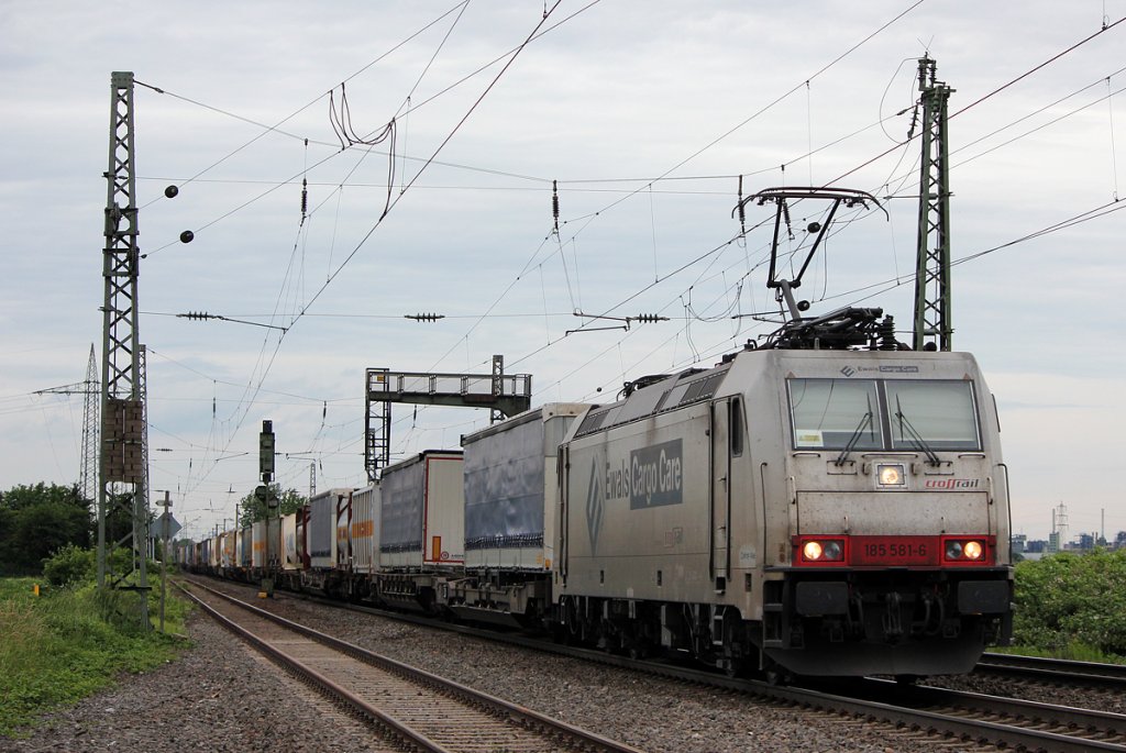 185 581-6 mit fast komplett geschlossenen Jalousien .... in Br�hl am 15.06.2012